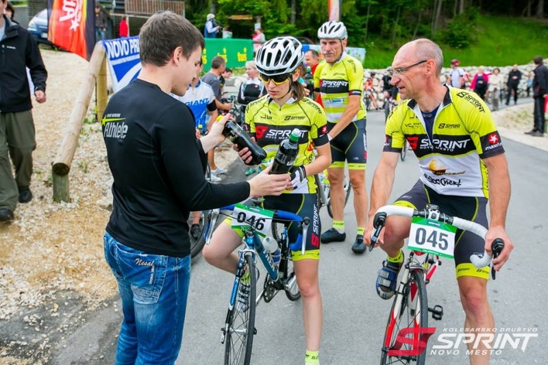 Ja, tole je treba pit pa bo letelo, Nika. Tušev vzpon na Celjsko kočo 2015.